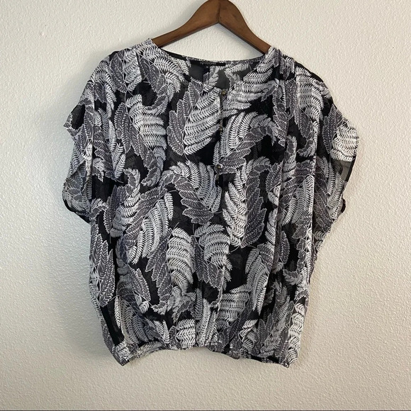 Sheer Blouse Relaxed Short Sleeve Fern Pattern Button Size Medium TS7880-01-01 - Picture 10 of 12